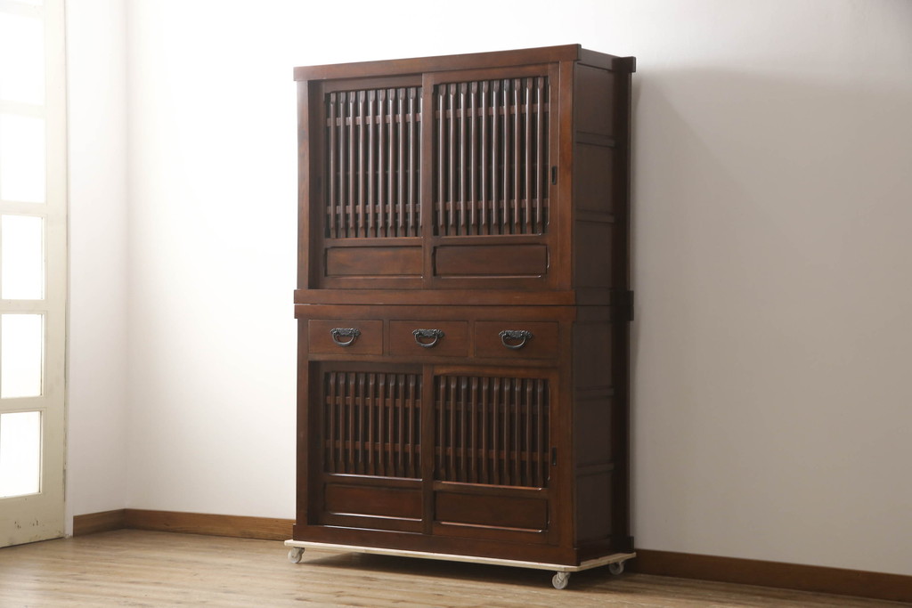 中古　美品　ニレ材　和の空間に取り入れたいシックな二段重ね水屋箪笥(キャビネット、食器棚、戸棚、収納棚、重ね戸棚)(R-069920)