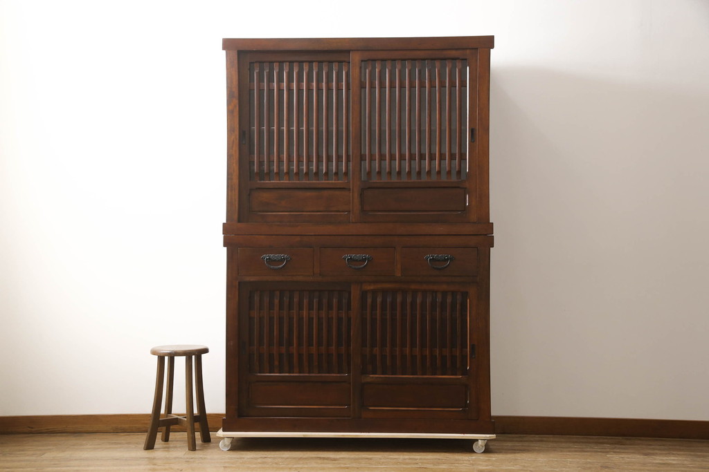中古　美品　ニレ材　和の空間に取り入れたいシックな二段重ね水屋箪笥(キャビネット、食器棚、戸棚、収納棚、重ね戸棚)(R-069920)