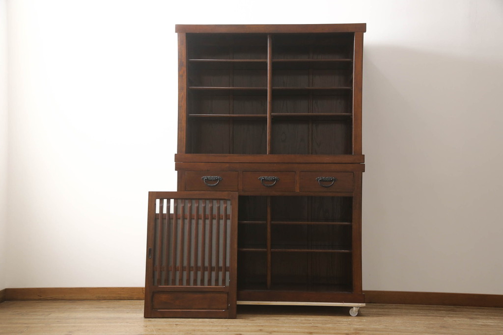 中古　美品　ニレ材　和の空間に取り入れたいシックな二段重ね水屋箪笥(キャビネット、食器棚、戸棚、収納棚、重ね戸棚)(R-069920)