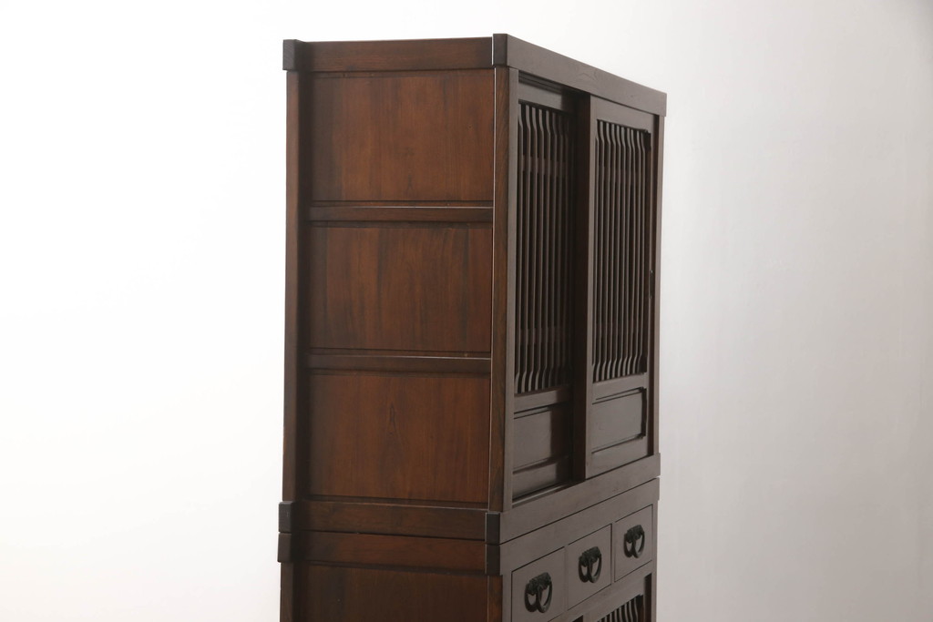 中古　美品　ニレ材　和の空間に取り入れたいシックな二段重ね水屋箪笥(キャビネット、食器棚、戸棚、収納棚、重ね戸棚)(R-069920)