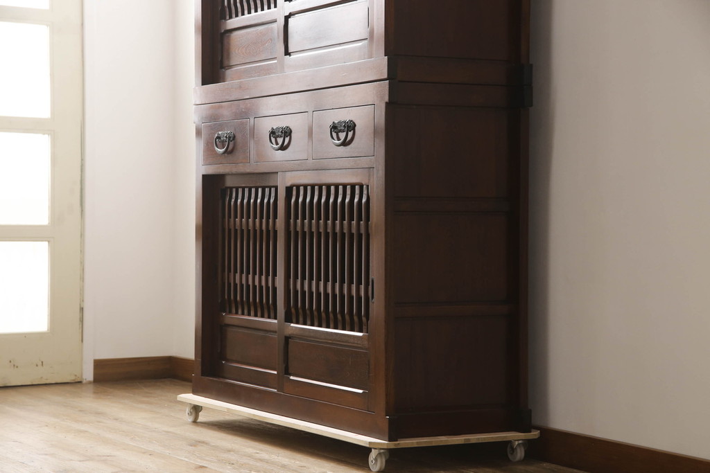 中古　美品　ニレ材　和の空間に取り入れたいシックな二段重ね水屋箪笥(キャビネット、食器棚、戸棚、収納棚、重ね戸棚)(R-069920)