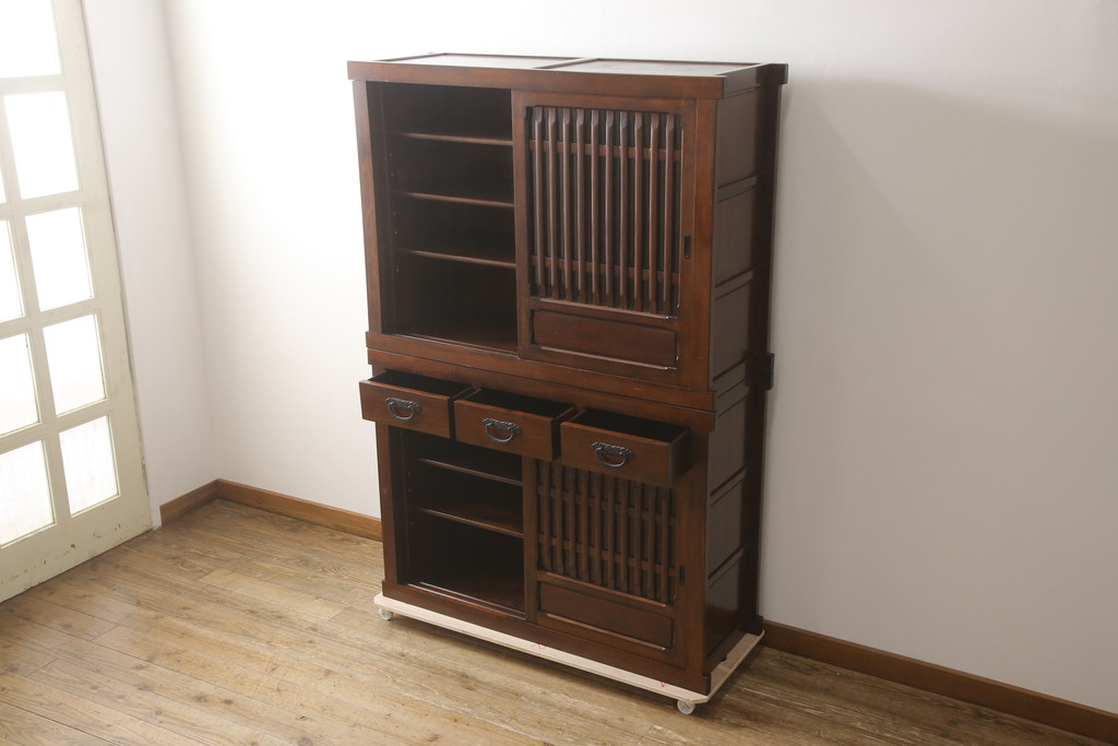 中古　美品　ニレ材　和の空間に取り入れたいシックな二段重ね水屋箪笥(キャビネット、食器棚、戸棚、収納棚、重ね戸棚)(R-069920)