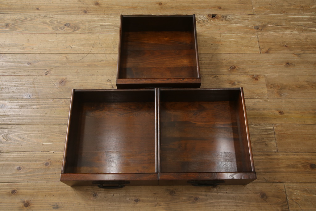 中古　美品　ニレ材　和の空間に取り入れたいシックな二段重ね水屋箪笥(キャビネット、食器棚、戸棚、収納棚、重ね戸棚)(R-069920)