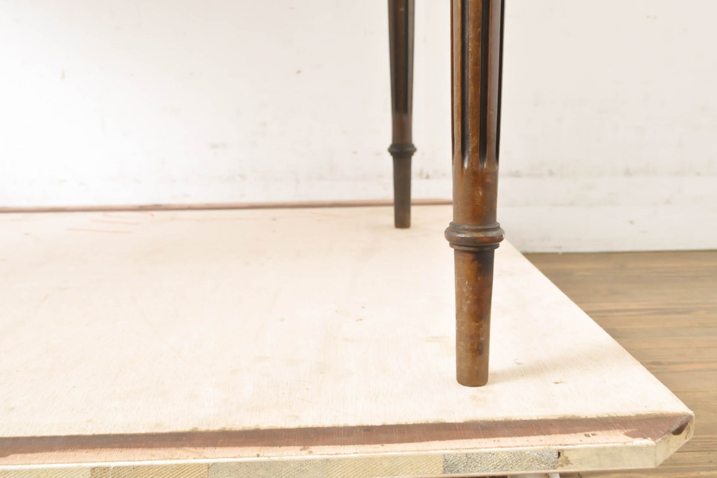 イギリスアンティーク　マホガニー材　象嵌入り　凝ったデザインのレザートップデスク(レディースデスク、ワークデスク、在宅ワーク用、在宅用、机、引き出し、本革)(R-063463)