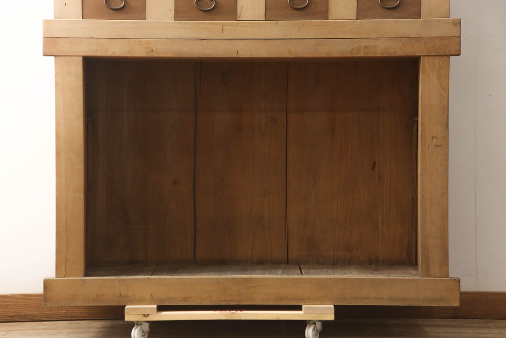和製アンティーク　四尺　丁寧な作り込みと木味が魅力的な水屋箪笥(重ね箪笥、収納棚、戸棚、食器棚)(R-068828)