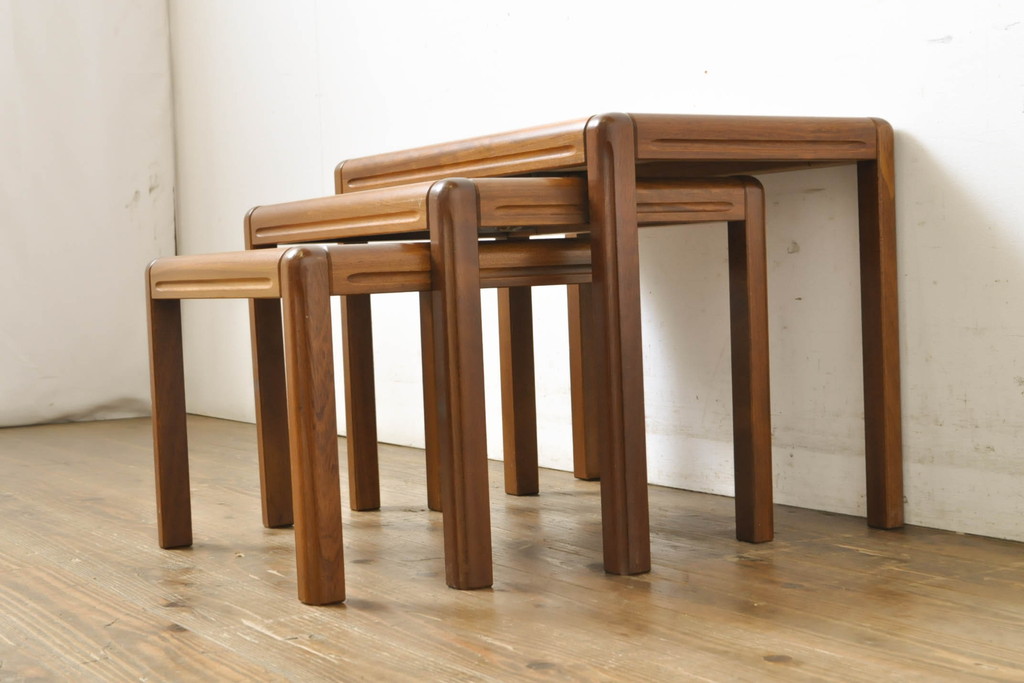 デンマークビンテージ　チーク材　丸みのあるデザインが柔らかい印象を与えるネストテーブル(サイドテーブル、カフェテーブル、ヴィンテージ)(R-063247)