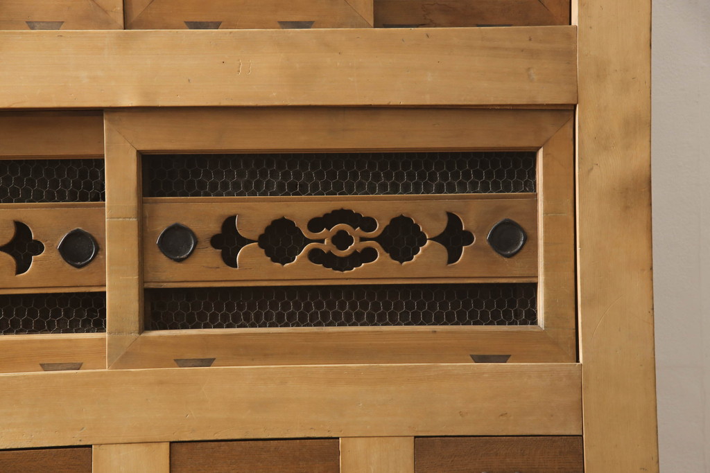 和製アンティーク　木味が魅力　丁寧な作り込みが魅力的な四尺水屋箪笥サイドボード(収納棚、サイドキャビネット、戸棚、食器棚)(R-068829)