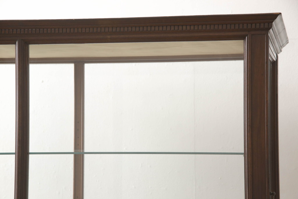 イギリスアンティーク　ウォールナット材　上品な装飾が雰囲気を高める側面扉のガラスケース(ショーケース、陳列棚、飾り棚、収納棚、戸棚、キャビネット、引き出し、店舗什器)(R-063556)