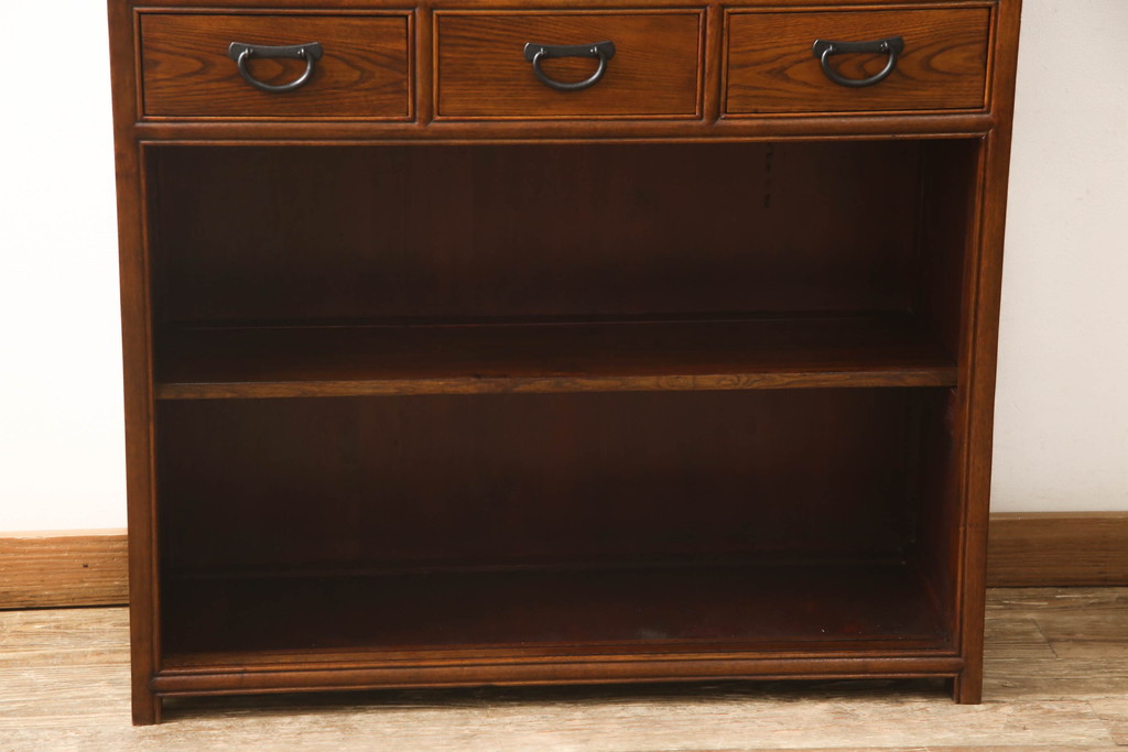 中古　超美品　希少サイズ　ニレ材　3尺薄型　すっきりとした佇まいが上品な水屋箪笥(食器棚、戸棚、収納棚、キャビネット)(R-061601)