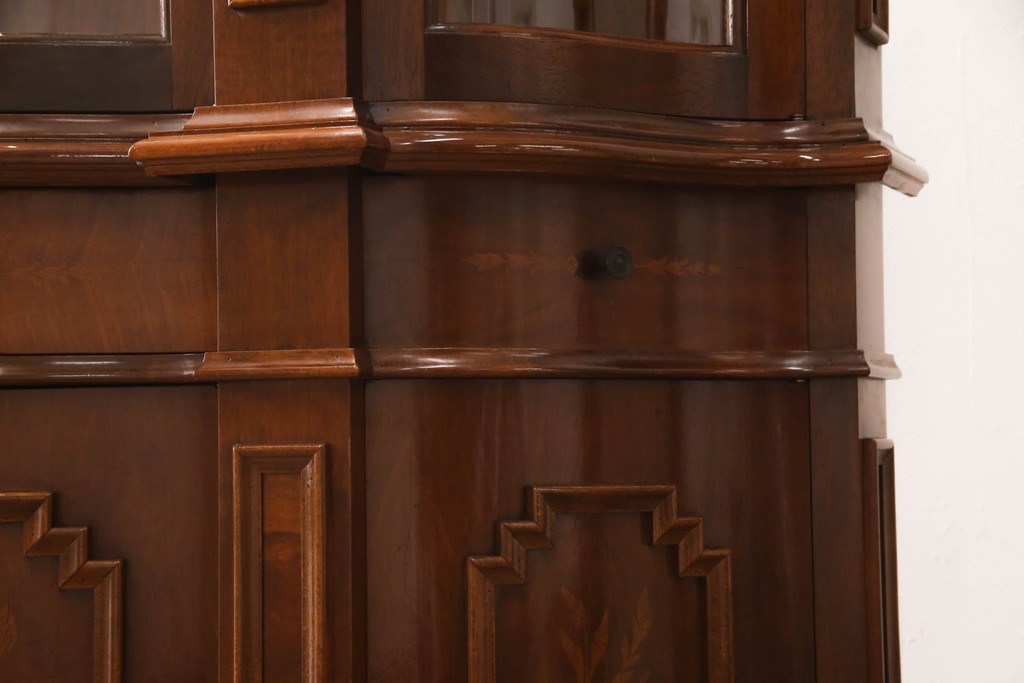 中古　美品　マホガニー材　象嵌入り　木目が美しいイタリアンクラシックなキャビネット(食器棚、3ドアカップボード、収納棚、戸棚、飾り棚)(R-061361)