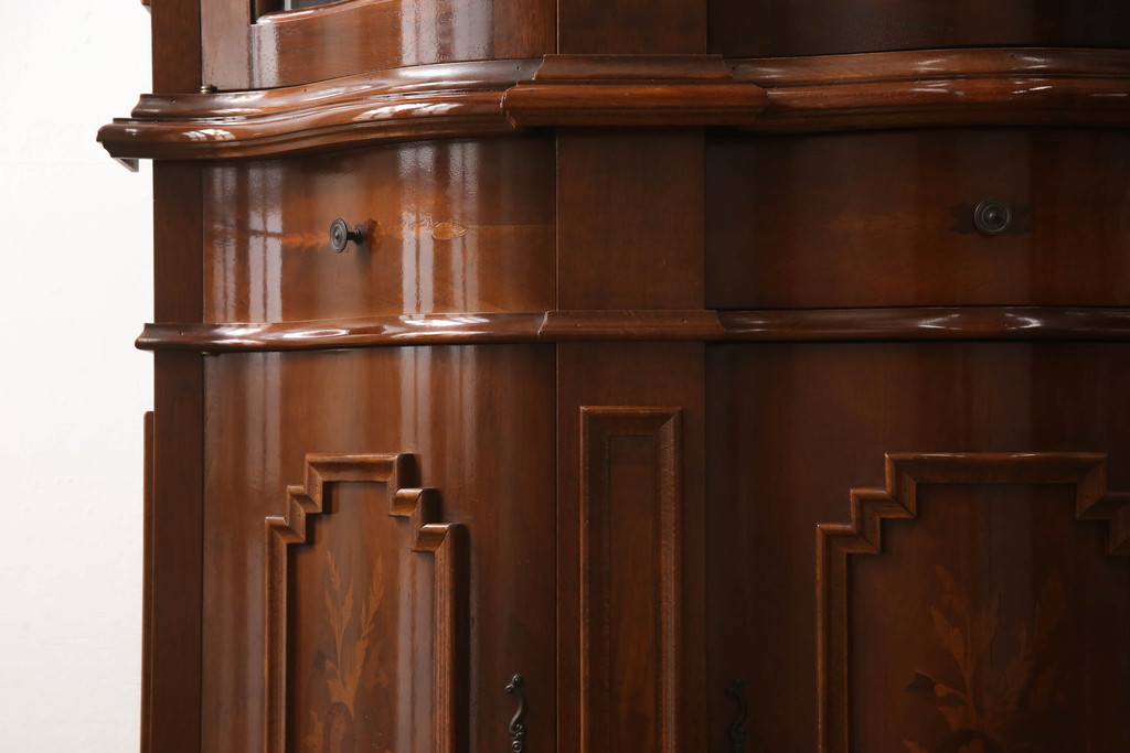 中古　美品　マホガニー材　象嵌入り　木目が美しいイタリアンクラシックなキャビネット(食器棚、3ドアカップボード、収納棚、戸棚、飾り棚)(R-061361)
