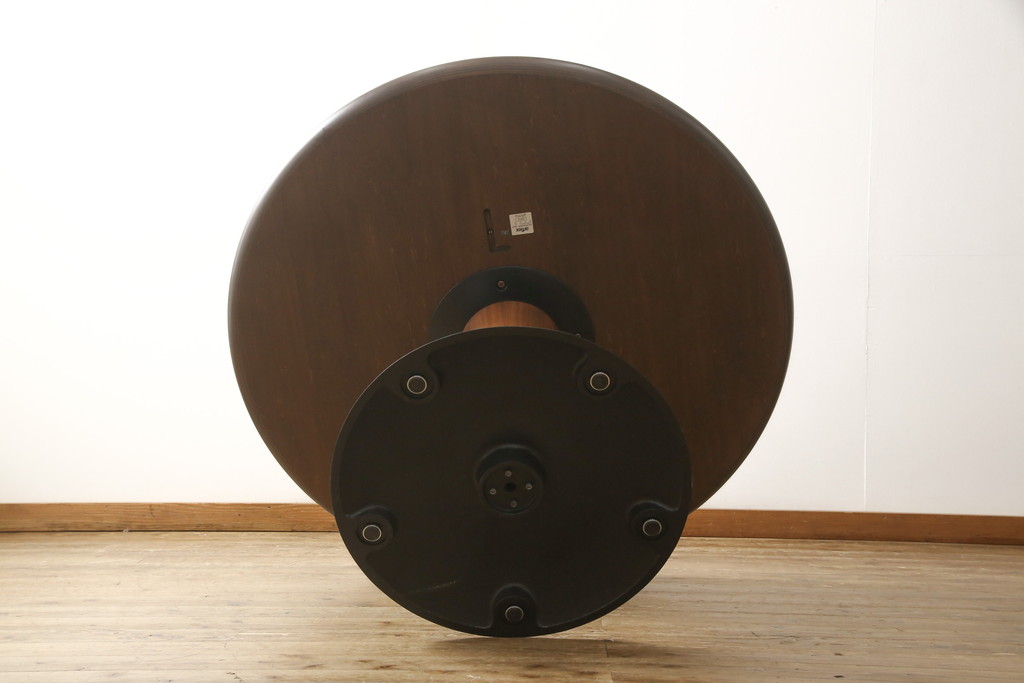 中古　美品　arflex(アルフレックス)　ステーションチェントロ(STATION CENTRO)　シンプルで洗練された佇まいのダイニングテーブル(定価約45万円)(ラウンドテーブル、丸テーブル)(R-054420)