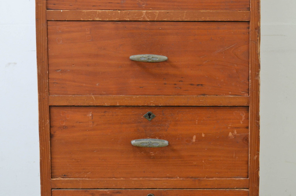 和製アンティーク　懐かしい雰囲気が魅力のレトロな縦型収納棚(戸棚、キャビネット、引き出し、チェスト)(R-069117)