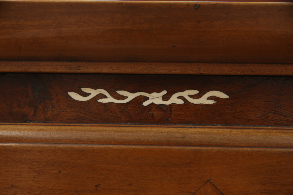 中国アンティーク　材は不明　民族調の装飾が目を引く象嵌入りサイドボード(戸棚、収納棚、キャビネット、カウンター)(R-057951)