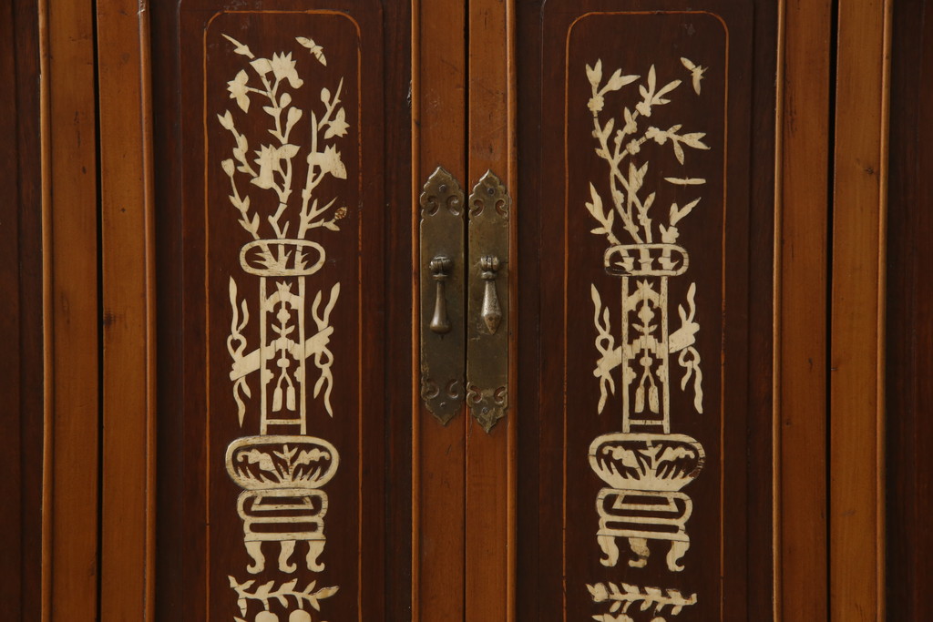 中国アンティーク　材は不明　民族調の装飾が目を引く象嵌入りサイドボード(戸棚、収納棚、キャビネット、カウンター)(R-057951)