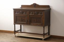 ヴィンテージ家具　イギリスビンテージ　ERCOL(アーコール)　old colonial(オールドコロニアル)　彫りの装飾が目を引くクラシカルなサイドボード(収納棚、キャビネット)(R-050416)