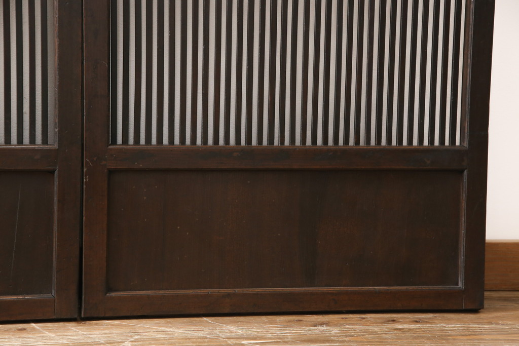 【セミオーダー家具実例】明治大正期の格子戸4枚に高品質リペアを施しました。幅をご要望通りにリサイズし、着色は現状に合わせた色味に仕上げました。(引き戸、建具)