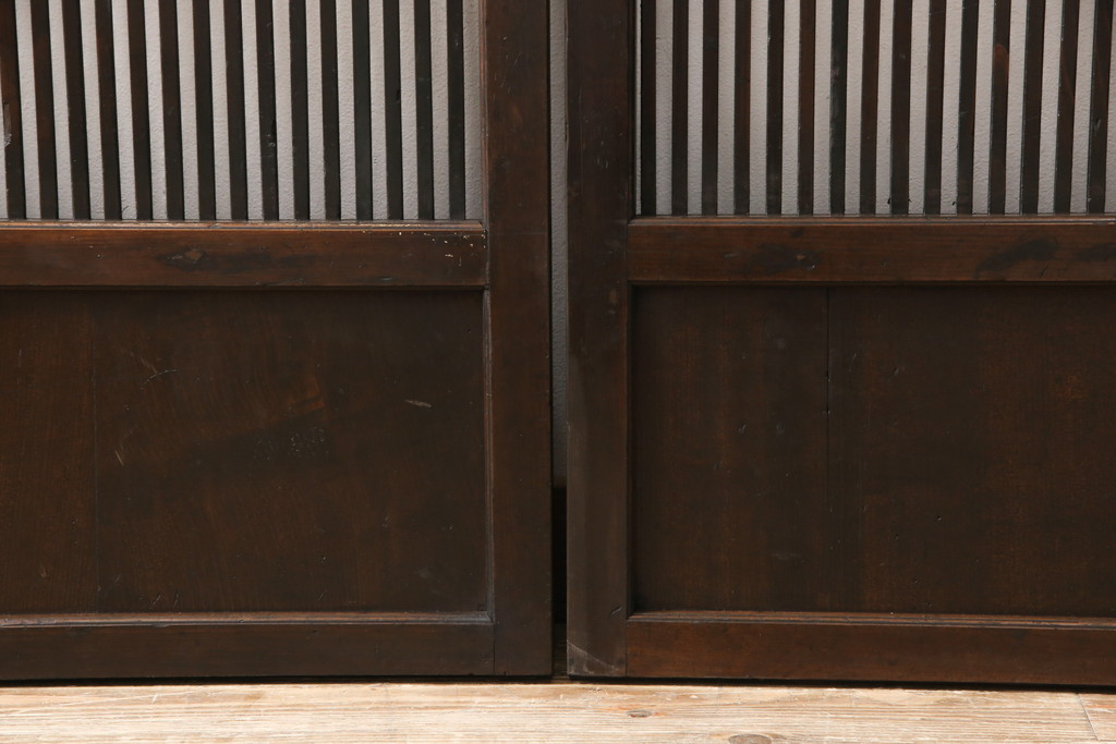 【セミオーダー家具実例】明治大正期の格子戸4枚に高品質リペアを施しました。幅をご要望通りにリサイズし、着色は現状に合わせた色味に仕上げました。(引き戸、建具)