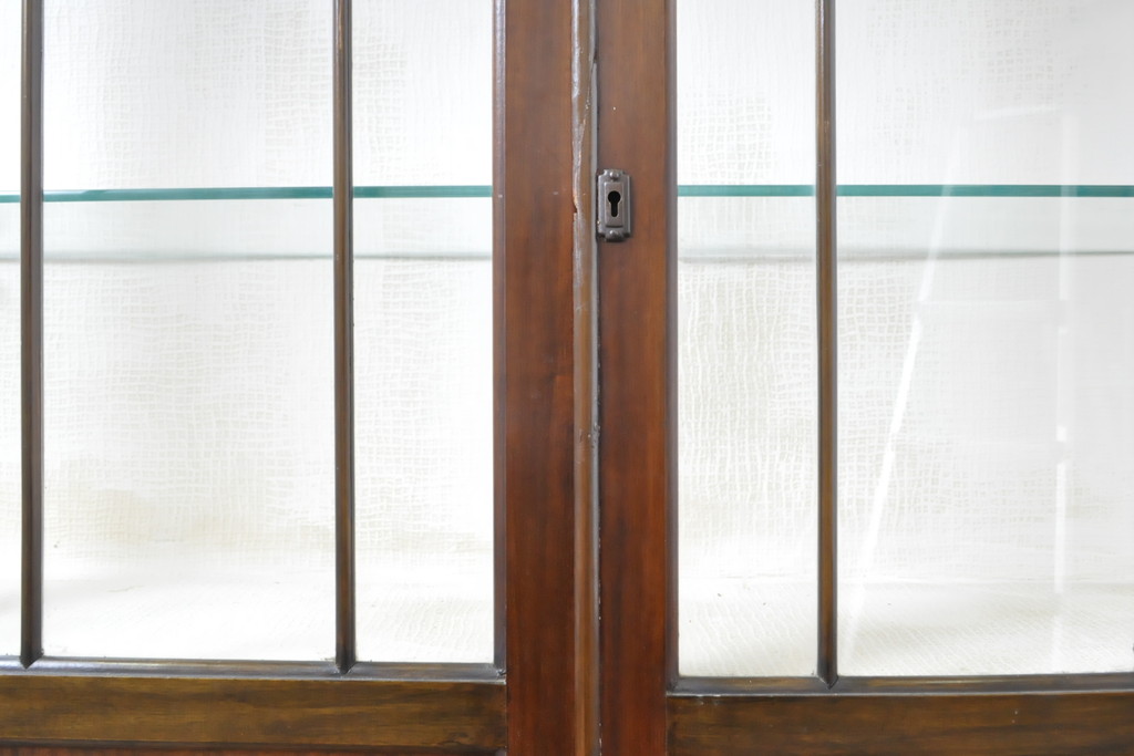 イギリスアンティーク　マホガニー材　クロウ&ボールの脚がクラシカルな雰囲気を高めるキャビネット(ショーケース、戸棚、収納棚、飾り棚、ガラスケース)(R-063249)