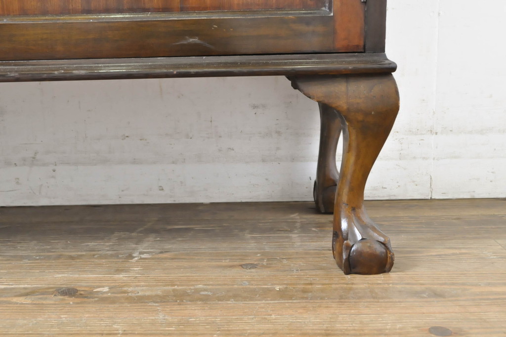イギリスアンティーク　マホガニー材　クロウ&ボールの脚がクラシカルな雰囲気を高めるキャビネット(ショーケース、戸棚、収納棚、飾り棚、ガラスケース)(R-063249)
