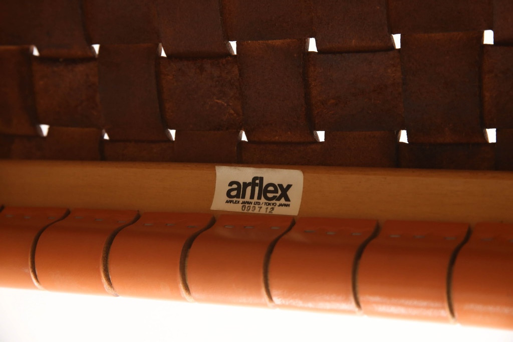 中古　arflex(アルフレックス)　NTC 16(エヌティーシー 16)　本革(レザー)　革を編み込んだデザインが個性的なカウンターチェア(ハイチェア、バーチェア、椅子、イス)(R-067317)
