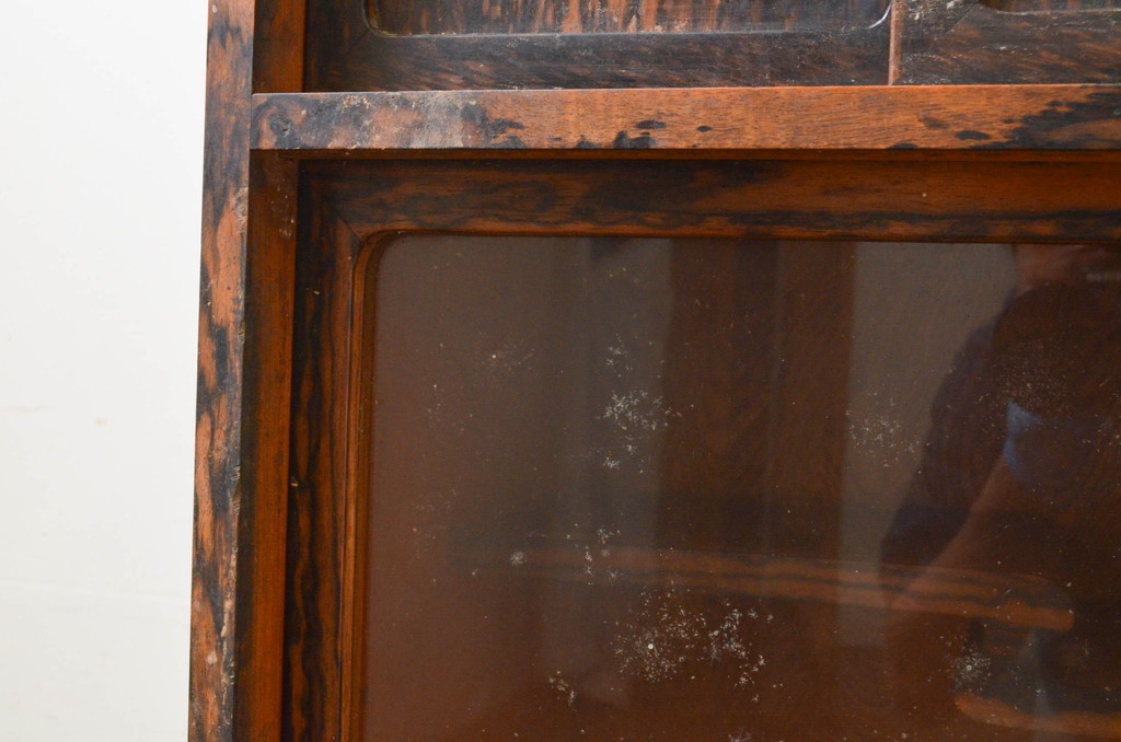 和製アンティーク　高級品　前面黒柿　孔雀(くじゃく)杢　美しい杢目が目を惹く二段重ねの茶箪笥(茶棚、収納棚、戸棚)(R-069536)