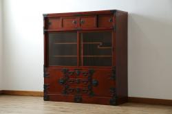 中古　美品　岩谷堂箪笥　菊幸　美しい木目と重厚感ある金具が目を惹く茶箪笥(違い棚、食器棚、飾り棚、茶棚、収納棚、戸棚、キャビネット)(R-074042)