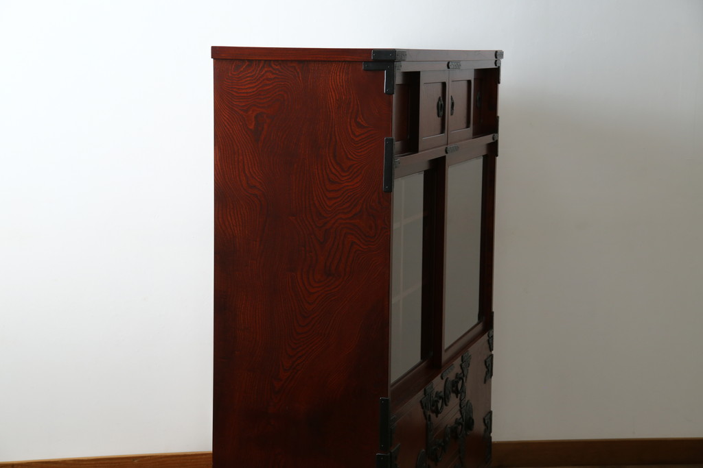中古　美品　岩谷堂箪笥　菊幸　美しい木目と重厚感ある金具が目を惹く茶箪笥(違い棚、食器棚、飾り棚、茶棚、収納棚、戸棚、キャビネット)(R-074042)