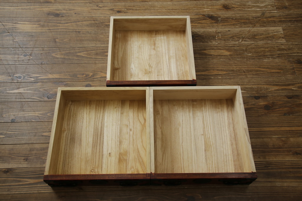 中古　美品　岩谷堂箪笥　菊幸　美しい木目と重厚感ある金具が目を惹く茶箪笥(違い棚、食器棚、飾り棚、茶棚、収納棚、戸棚、キャビネット)(R-074042)