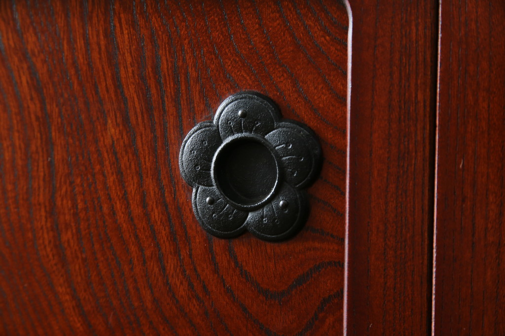 中古　美品　岩谷堂箪笥　菊幸　美しい木目と重厚感ある金具が目を惹く茶箪笥(違い棚、食器棚、飾り棚、茶棚、収納棚、戸棚、キャビネット)(R-074042)