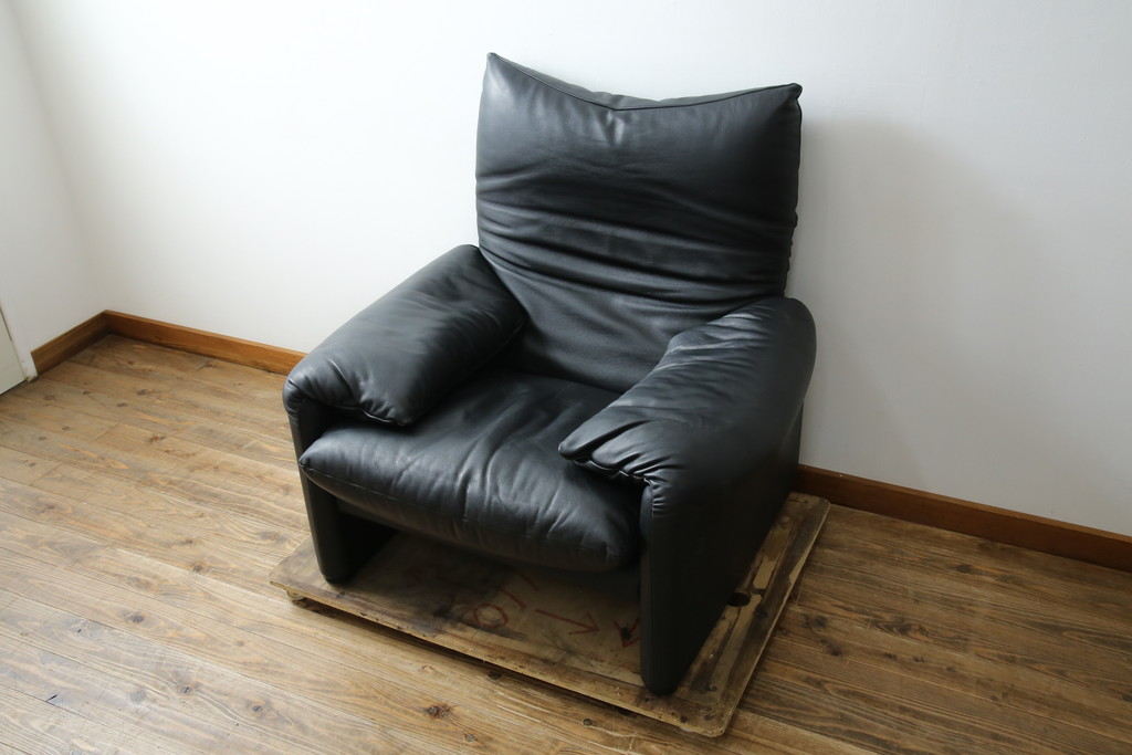 中古　美品　Cassina(カッシーナ)　675　MARALUNGA(マラルンガ)　本革(レザー)　洗練されたモダンデザインと極上の座り心地を兼ね備えた1人掛けソファ+オットマンのセット(ハイバック/ローバック、アームソファ、チェア、椅子、イス、一人掛け、1P、フットスツール)(定価約150万円)(R-084130)