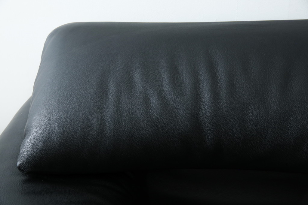 中古　美品　Cassina(カッシーナ)　675　MARALUNGA(マラルンガ)　本革(レザー)　洗練されたモダンデザインと極上の座り心地を兼ね備えた1人掛けソファ+オットマンのセット(ハイバック/ローバック、アームソファ、チェア、椅子、イス、一人掛け、1P、フットスツール)(定価約150万円)(R-084130)