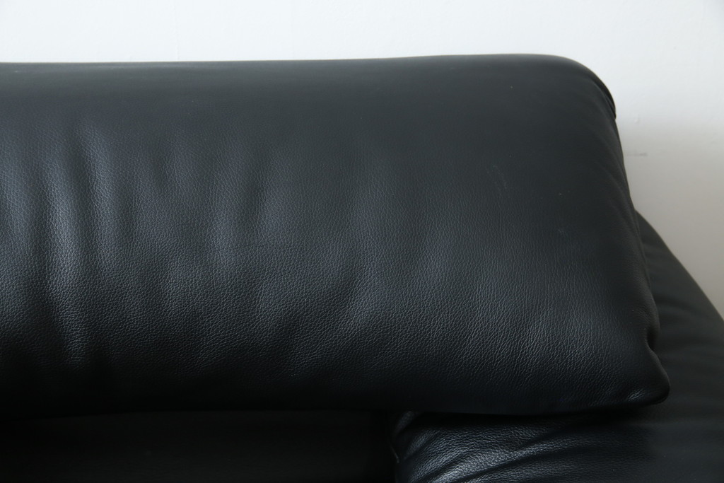中古　美品　Cassina(カッシーナ)　675　MARALUNGA(マラルンガ)　本革(レザー)　洗練されたモダンデザインと極上の座り心地を兼ね備えた1人掛けソファ+オットマンのセット(ハイバック/ローバック、アームソファ、チェア、椅子、イス、一人掛け、1P、フットスツール)(定価約150万円)(R-084130)