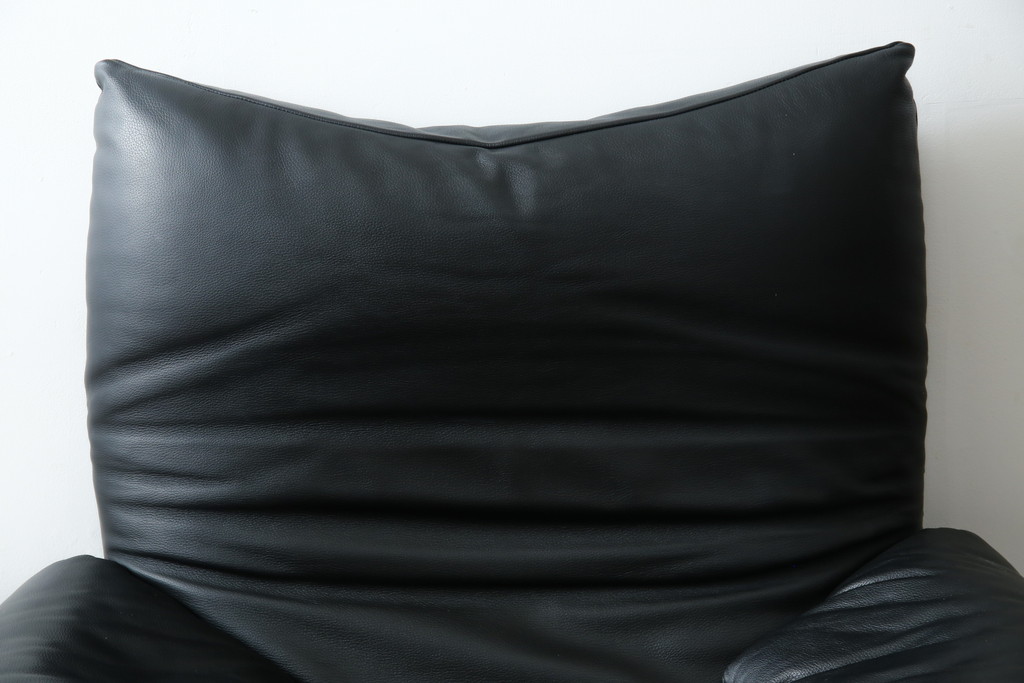中古　美品　Cassina(カッシーナ)　675　MARALUNGA(マラルンガ)　本革(レザー)　洗練されたモダンデザインと極上の座り心地を兼ね備えた1人掛けソファ+オットマンのセット(ハイバック/ローバック、アームソファ、チェア、椅子、イス、一人掛け、1P、フットスツール)(定価約150万円)(R-084130)