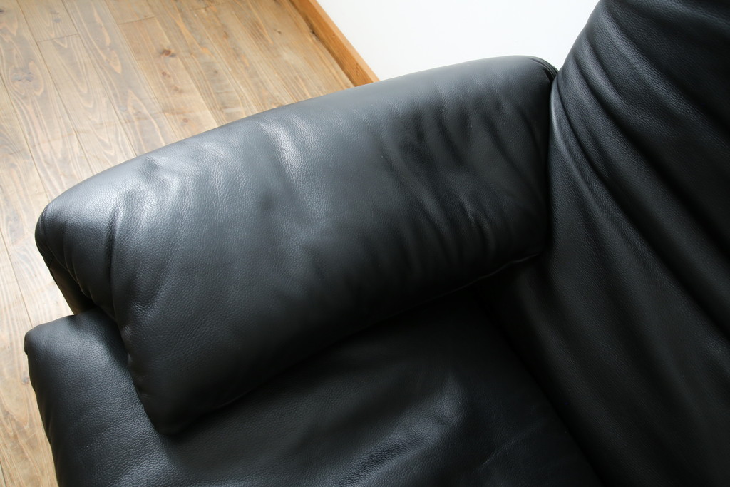 中古　美品　Cassina(カッシーナ)　675　MARALUNGA(マラルンガ)　本革(レザー)　洗練されたモダンデザインと極上の座り心地を兼ね備えた1人掛けソファ+オットマンのセット(ハイバック/ローバック、アームソファ、チェア、椅子、イス、一人掛け、1P、フットスツール)(定価約150万円)(R-084130)