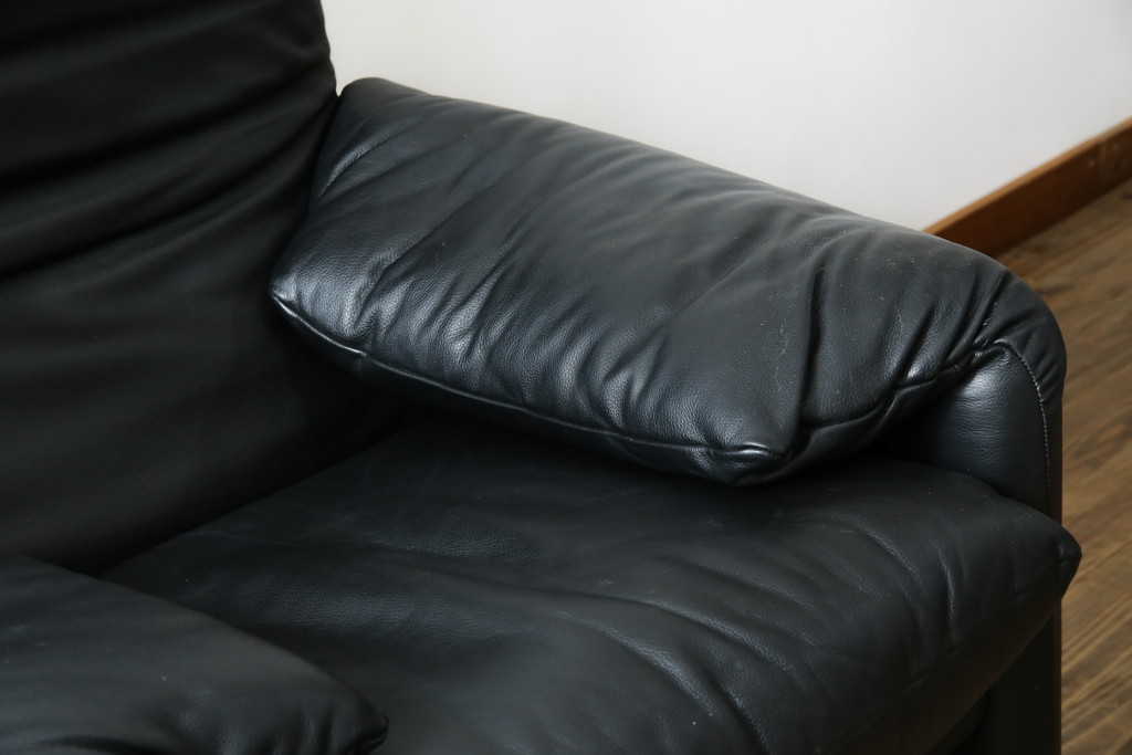 中古　美品　Cassina(カッシーナ)　675　MARALUNGA(マラルンガ)　本革(レザー)　洗練されたモダンデザインと極上の座り心地を兼ね備えた1人掛けソファ+オットマンのセット(ハイバック/ローバック、アームソファ、チェア、椅子、イス、一人掛け、1P、フットスツール)(定価約150万円)(R-084130)