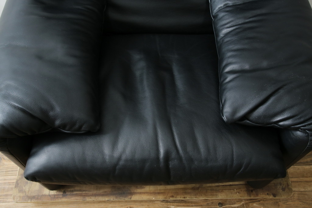中古　美品　Cassina(カッシーナ)　675　MARALUNGA(マラルンガ)　本革(レザー)　洗練されたモダンデザインと極上の座り心地を兼ね備えた1人掛けソファ+オットマンのセット(ハイバック/ローバック、アームソファ、チェア、椅子、イス、一人掛け、1P、フットスツール)(定価約150万円)(R-084130)