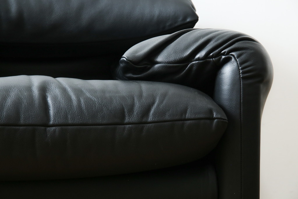中古　美品　Cassina(カッシーナ)　675　MARALUNGA(マラルンガ)　本革(レザー)　洗練されたモダンデザインと極上の座り心地を兼ね備えた1人掛けソファ+オットマンのセット(ハイバック/ローバック、アームソファ、チェア、椅子、イス、一人掛け、1P、フットスツール)(定価約150万円)(R-084130)