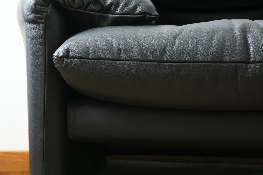 中古　美品　Cassina(カッシーナ)　675　MARALUNGA(マラルンガ)　本革(レザー)　洗練されたモダンデザインと極上の座り心地を兼ね備えた1人掛けソファ+オットマンのセット(ハイバック/ローバック、アームソファ、チェア、椅子、イス、一人掛け、1P、フットスツール)(定価約150万円)(R-084130)