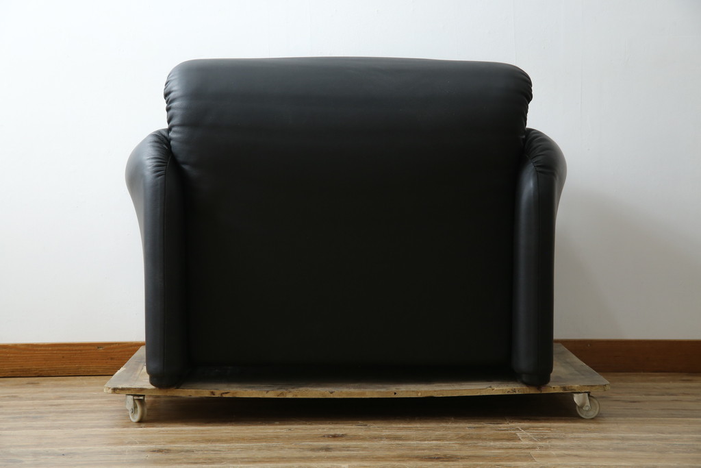 中古　美品　Cassina(カッシーナ)　675　MARALUNGA(マラルンガ)　本革(レザー)　洗練されたモダンデザインと極上の座り心地を兼ね備えた1人掛けソファ+オットマンのセット(ハイバック/ローバック、アームソファ、チェア、椅子、イス、一人掛け、1P、フットスツール)(定価約150万円)(R-084130)