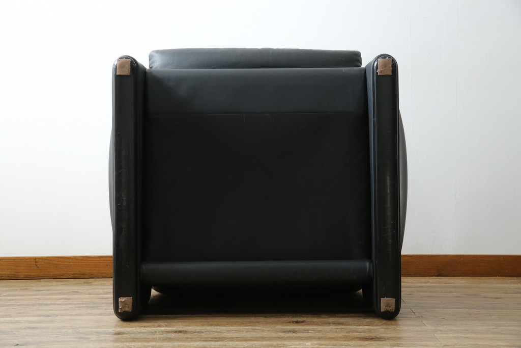 中古　美品　Cassina(カッシーナ)　675　MARALUNGA(マラルンガ)　本革(レザー)　洗練されたモダンデザインと極上の座り心地を兼ね備えた1人掛けソファ+オットマンのセット(ハイバック/ローバック、アームソファ、チェア、椅子、イス、一人掛け、1P、フットスツール)(定価約150万円)(R-084130)