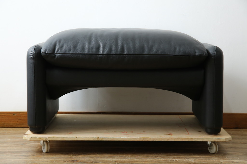 中古　美品　Cassina(カッシーナ)　675　MARALUNGA(マラルンガ)　本革(レザー)　洗練されたモダンデザインと極上の座り心地を兼ね備えた1人掛けソファ+オットマンのセット(ハイバック/ローバック、アームソファ、チェア、椅子、イス、一人掛け、1P、フットスツール)(定価約150万円)(R-084130)