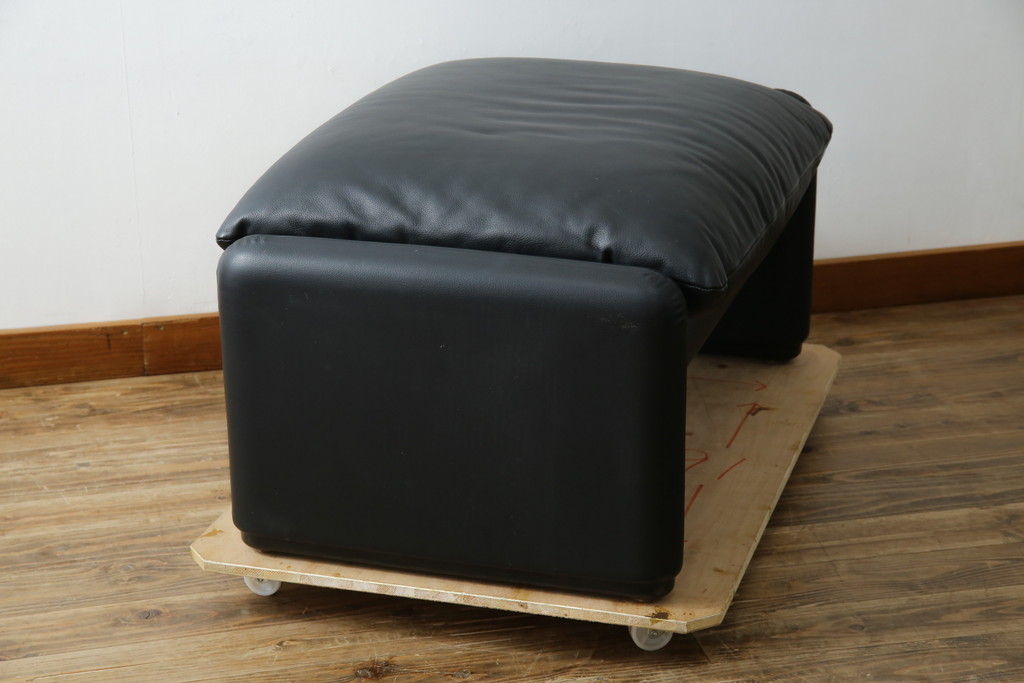中古　美品　Cassina(カッシーナ)　675　MARALUNGA(マラルンガ)　本革(レザー)　洗練されたモダンデザインと極上の座り心地を兼ね備えた1人掛けソファ+オットマンのセット(ハイバック/ローバック、アームソファ、チェア、椅子、イス、一人掛け、1P、フットスツール)(定価約150万円)(R-084130)