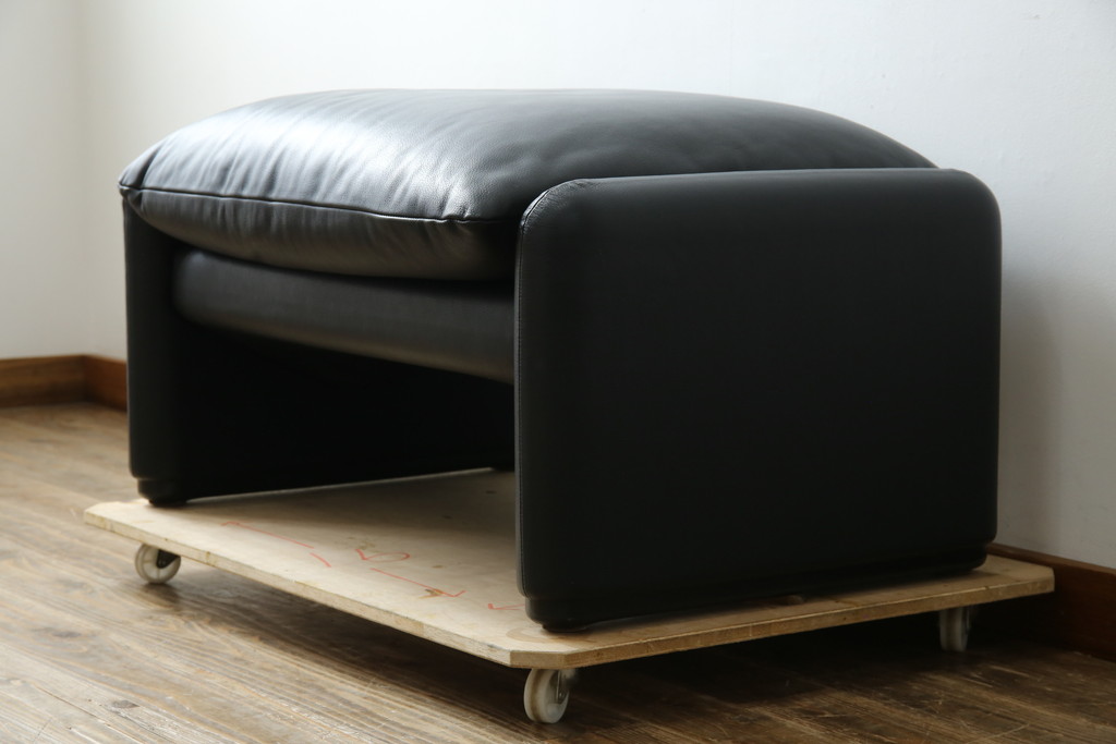 中古　美品　Cassina(カッシーナ)　675　MARALUNGA(マラルンガ)　本革(レザー)　洗練されたモダンデザインと極上の座り心地を兼ね備えた1人掛けソファ+オットマンのセット(ハイバック/ローバック、アームソファ、チェア、椅子、イス、一人掛け、1P、フットスツール)(定価約150万円)(R-084130)