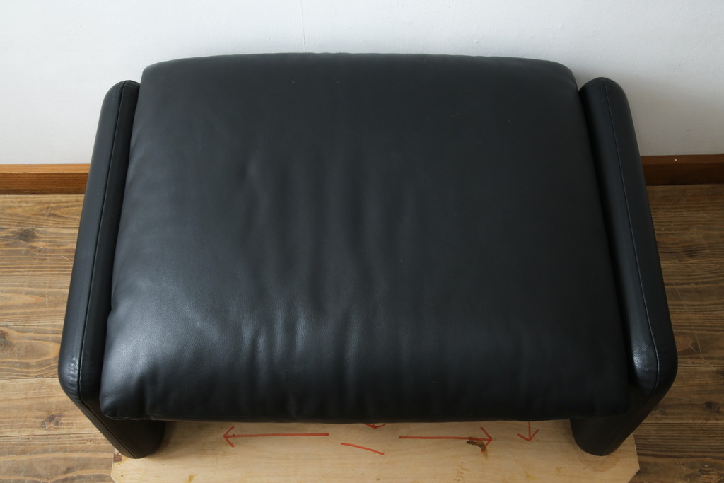 中古　美品　Cassina(カッシーナ)　675　MARALUNGA(マラルンガ)　本革(レザー)　洗練されたモダンデザインと極上の座り心地を兼ね備えた1人掛けソファ+オットマンのセット(ハイバック/ローバック、アームソファ、チェア、椅子、イス、一人掛け、1P、フットスツール)(定価約150万円)(R-084130)