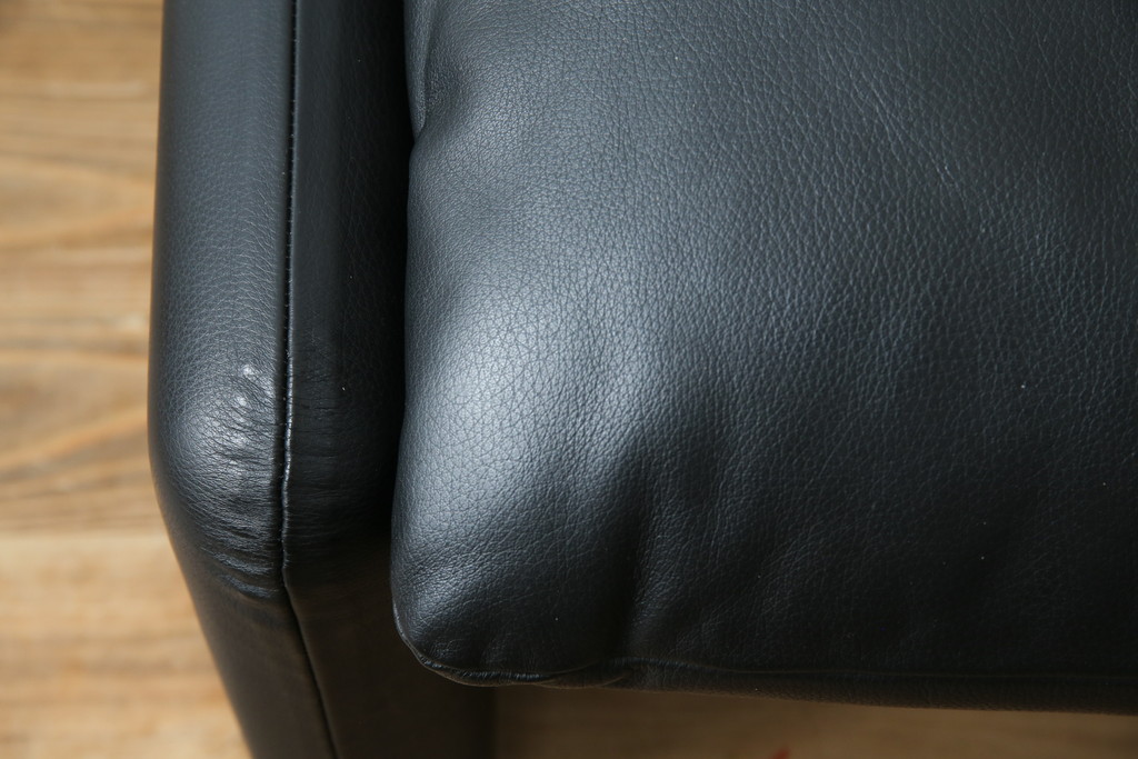 中古　美品　Cassina(カッシーナ)　675　MARALUNGA(マラルンガ)　本革(レザー)　洗練されたモダンデザインと極上の座り心地を兼ね備えた1人掛けソファ+オットマンのセット(ハイバック/ローバック、アームソファ、チェア、椅子、イス、一人掛け、1P、フットスツール)(定価約150万円)(R-084130)