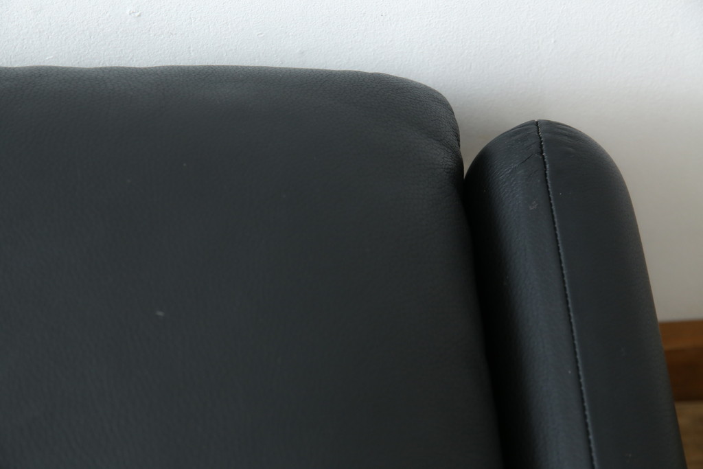 中古　美品　Cassina(カッシーナ)　675　MARALUNGA(マラルンガ)　本革(レザー)　洗練されたモダンデザインと極上の座り心地を兼ね備えた1人掛けソファ+オットマンのセット(ハイバック/ローバック、アームソファ、チェア、椅子、イス、一人掛け、1P、フットスツール)(定価約150万円)(R-084130)