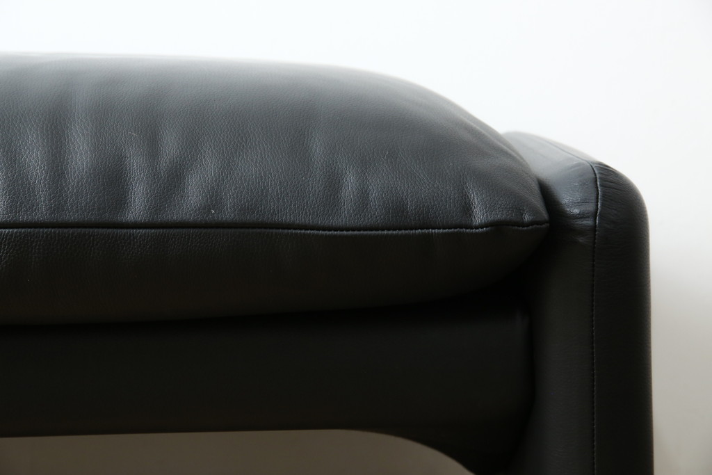 中古　美品　Cassina(カッシーナ)　675　MARALUNGA(マラルンガ)　本革(レザー)　洗練されたモダンデザインと極上の座り心地を兼ね備えた1人掛けソファ+オットマンのセット(ハイバック/ローバック、アームソファ、チェア、椅子、イス、一人掛け、1P、フットスツール)(定価約150万円)(R-084130)