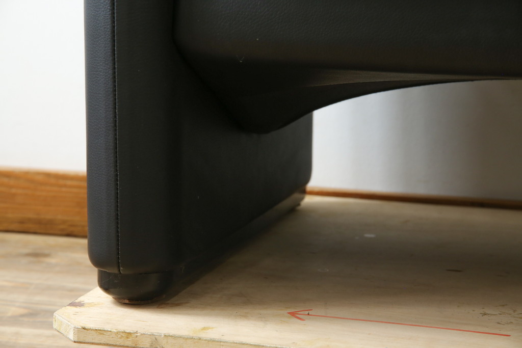 中古　美品　Cassina(カッシーナ)　675　MARALUNGA(マラルンガ)　本革(レザー)　洗練されたモダンデザインと極上の座り心地を兼ね備えた1人掛けソファ+オットマンのセット(ハイバック/ローバック、アームソファ、チェア、椅子、イス、一人掛け、1P、フットスツール)(定価約150万円)(R-084130)