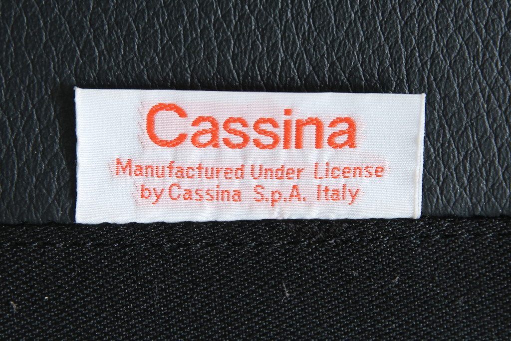 中古　美品　Cassina(カッシーナ)　675　MARALUNGA(マラルンガ)　本革(レザー)　洗練されたモダンデザインと極上の座り心地を兼ね備えた1人掛けソファ+オットマンのセット(ハイバック/ローバック、アームソファ、チェア、椅子、イス、一人掛け、1P、フットスツール)(定価約150万円)(R-084130)